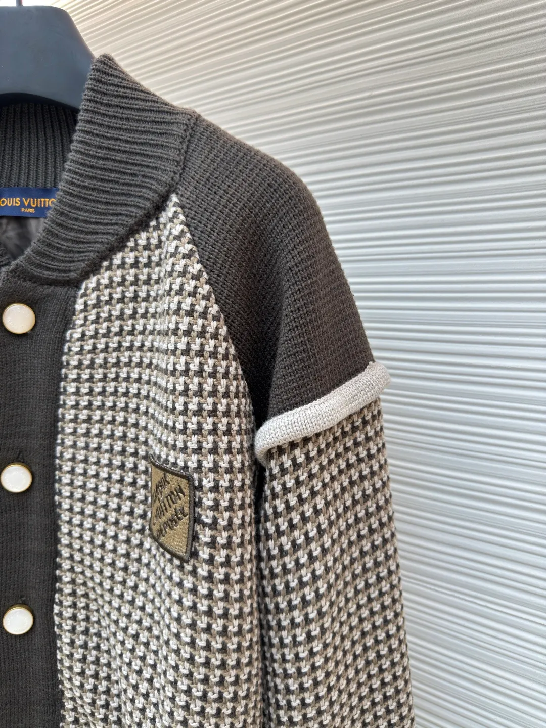 LOUIS VUITTON jacquard 3D pilot plaid sweater ●Original version: 29100 purchase and development ●Item number: 1680703-C10 ●Fabric: cotton wool fabric ●Technology: jacquard knitting ●Version: fitted version ●Weight: about 1565 grams ●Size: S-M-L-XL ●Description: Made of 100% cotton wool, lining is 100% rayon. This style is made of custom-dyed wool yarn, and the off-white color is matched with the same color as the original. The plaid is woven by an imported machine, showing a 3D jacquard effect. The embroidery adopts 3D three-dimensional embroidery, and the original effect is embroidered according to the brand's iconic logo on the chest. The number of stitches is about 4600, the buttons are made of natural resin pearl buttons, and the bottom is equipped with a metal seat. From the Spring/Summer 2025 show, this cotton bomber jacket features a distinctive LV Stitch jacquard pattern that traces the miniature LV logo, while elegant ribbing outlines the collar, raglan sleeves and pockets. The Marque L.Vuitton DÃéposée patch is the finishing touch, and the pearlescent buttons add a dandy feel, making it a perfect layering choice during the changing seasons. The overall wiring is straight and delicate, the fabric is comfortable and soft, and the color is consistent without color difference. It can be matched with the same style to create a fashionable look and control various occasions. Customized accessories, complete with three standards, same style for men and women!